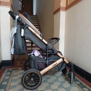 Daliya® Rapidy Buggy / Kinderwagen 0-36 Monate / Sportwagen mit Liegeposition / Wickeltasche, Winterfußsack, Ess- & Spieltisch Linen Khaki – Gold Kunden-Foto 3