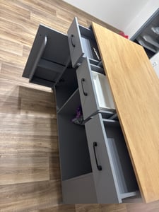 MODFU Isola da cucina con cassetto, mobile da cucina con portaspezie e area per animali domestici, tavolo da pranzo Carrello da cucina pet-friendly, grigio legno Foto del cliente 4
