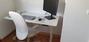 Höhenverstellbarer Schreibtisch
