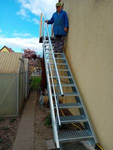 Stahltreppe 14 Stufen-Breite 140cm Variable-Höhe 210-280cm mit einseit. Geländer Kunden-Foto 1