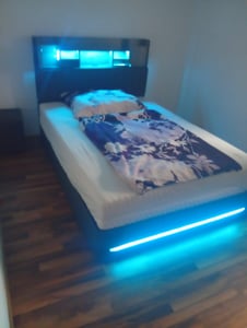 UnboxG Čalúnená posteľ 140x200cm s LED diódou, pripojenie USB, manželská posteľ so 4 zásuvkami, funkčné úložné lôžko na bielizeň, sivá Fotografia od zákazníka č. 1
