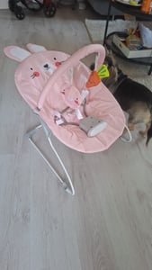 MoMi GLOSSY – Babywippe mit Musik, Vibration, Spielbogen, Tragegriff – Rosa Kunden-Foto 2