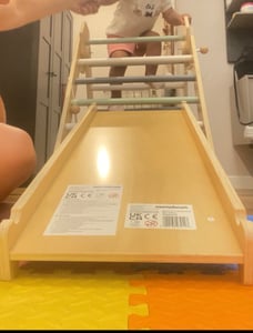Veľké drevené Montessori ihrisko pre domácnosť - Piklerov trojuholník, lezecký oblúk, obojstranná šmýkačka a lezecká stena | Mamabrum Fotografia od zákazníka č. 1