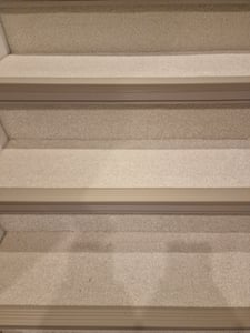 ProfiPVC Treppenkantenprofil Selbstklebend aus PVC Winkelprofil Kantenschutz Anti-Rutsch Treppenkanten-Schutzprofil 41x25mm 1.30m, Cremefarbe Kunden-Foto 1