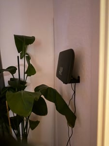Wandhalterung passend für Telekom Speedport Smart 4 Router Wandhalter WLAN Halterung Halter mit Kabelmanagment Kunden-Foto 1