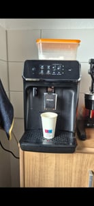 Philips Kaffeevollautomat 2200 Series, 3 Kaffeespezialitäten, LatteGo Milchsystem, Touchdisplay, Schwarz (EP2230/10) Kunden-Foto 1