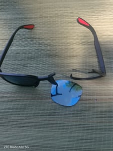 Occhiali da sole unisex Jumadas Festival – polarizzati – lenti blu a specchio con dettagli nero-rossi – protezione UV Foto del cliente 1
