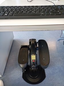 KM-FIT leg trainer con display LCD e app Mini cyclette ellittica | cross trainer per casa e ufficio | resistenza magnetica a variazione continua | fino a 100 kg Foto del cliente 1