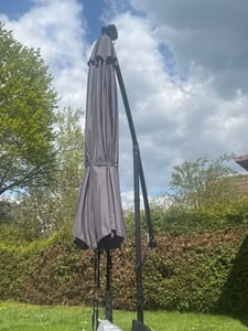 tillvex Alu Ampelschirm Blau LED Solar Ø 300 cm mit Kurbel | Sonnenschirm mit An-/Ausschalter | Gartenschirm UV-Schutz Aluminium | Kurbelschirm mit Ständer Marktschirm wasserdicht Kunden-Foto 1