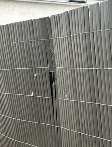 TRMLBE PVC Sichtschutzmatte 80x300cm Sichtschutz Garten Sichtschutzzaun Anthrazit Sichtschutzzaun UV-Schutz Blickdicht Sichtschutz Balkon Zaun für Garten, Balkon und Terrasse Kunden-Foto 3