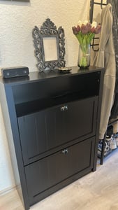 SoBuy, armoire à chaussures étroite avec 2 portes et un compartiment supplémentaire, meuble à chaussures gain de place, étagère à chaussures avec 4 niveaux, idéale pour l'entrée et le couloir, couleur noire, modèle FSR87-SCH Photo du client 1