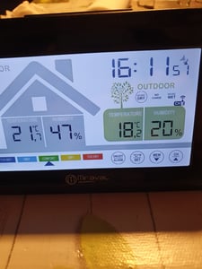 Funk-Wetterstation mit Lüftungsempfehlung 1x Sensor LCD Farb Display Funk-Wetterstation mit Datumsanzeige Digital Schwarz Funkuhr Alarm Snooze Wecker Farbdisplay beleuchtet mit Wandhalterung Schimmelwarner - 4-MV5631 Kunden-Foto 3