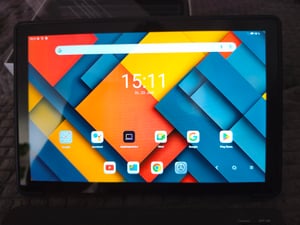 Tablette 2-en-1 sous Android 15, écran IPS 10 pouces, 30 Go de RAM, 128 Go de stockage, batterie de 6200 mAh, avec clavier, stylet, souris, étui et écouteurs Photo du client 6