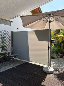 SONGMICS Boční markýza, zástěna, 180 x 350 cm, výsuvná, z polyesteru 220 g/m², ochrana proti slunci, neprůhledná, boční roleta, na balkon, terasu, zahradu, béžová GSA185T02 Fotografie od zákazníka č. 3