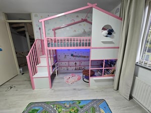 Postel s vysokým rámom, 90 × 200 cm, s LED osvetlením, v tvare domčeka, s úložným priestorom v schodoch a vysokým zábradlí, detská a juniorské lôžko, biela/ružová Fotografia od zákazníka č. 1