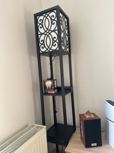 COSTWAY stojací lampa police, stojací lampa dřevo E27 stojací lampa, moderní interiérové osvětlení se 3 úrovněmi, stojací lampa do ložnice 160x26x26cm (květiny) Fotografie od zákazníka č. 1