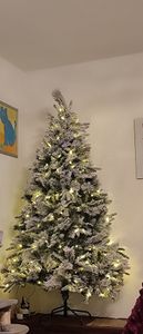 COSTWAY Albero di Natale artificiale 136 cm con neve, albero di Natale con 150 LED bianchi caldi, 384 punte di rami misti, albero di Natale artificiale Foto del cliente 2