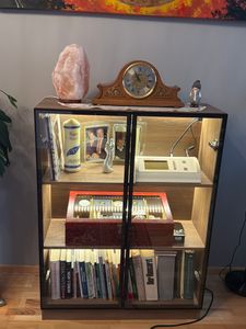 Flieks Glasvitrine mit LED-Beleuchtung, Vitrinenschrank mit 3-stufigen Einlegeböden, Sammlervitrine 80x32x106 cm, walnussfarben Kunden-Foto 1