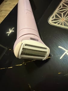 Philips SHAVER Series 8000 Lady BRL159/00 Kabelloser Rasierer, nass und trocken, Folienschaber, 1 Kopf/Köpfe, Weiß, Anti-Rutsch-Griff, Akku, Integrierte Batterie Kunden-Foto 3