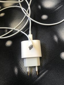  Die Qualität ist hervorragend und das Aufladen des iPhone 16 Pro Max geht sehr schnell und die Kabellänge ist sehr gut. Ich empfehle den Kauf.