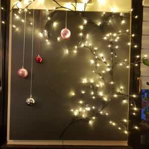 2er LED Weidenzweig-Lichterkette mit 144 LEDs & Netzstecker, biegbare Baumzweige für Weihnachten, Halloween, Schlafzimmer & stimmungsvolle Deko Kunden-Foto 3