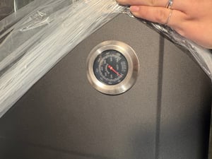 KESSER® Grillwagen XXL Holzkohlegrill mit Deckel, Rädern, Edelstahl-Griff, Grillrost & Thermometer Kunden-Foto 4