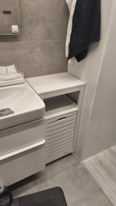 SoBuy badkamerkast met wasmand, wasrek, badkamerkast met uitschuifbare waszak, compacte badkamerplank, houten badkameraccessoires, wit, model BZR67-W Klantenfoto 1