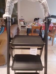 SevenComfort Scala a gradini 5 gradini Scala pieghevole fino a 150 kg Chiusura di sicurezza Impugnatura antiscivolo Scala per la casa ARK01 Nero Foto del cliente 1