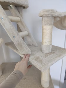 lionto Kratzbaum mit Deckenspanner, 230-250 cm großer Aktivitätsturm mit 2 Höhlen, 2 Liegemulden, Treppen & Spielbällen, beige Kunden-Foto 5