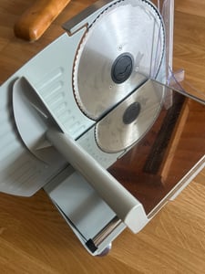 Bomann Allesschneider mit Ø 190 mm Edelstahlmesser | elektr. Brotschneidemaschine mit stufenlos einstellbarer Schnittstärke (0–15 mm) |  MA 451 CB Kunden-Foto 2