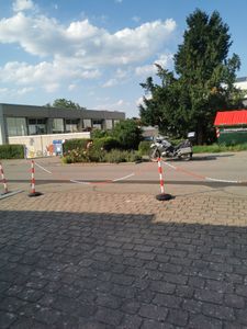 TWOLIIN 2 ks zábranové stĺpiky reťazové stĺpiky z plastu s 2 zábranovými reťazami 140 cm, zábranové stĺpiky so základňou 82 x 28 x 28 cm, na výstražnú kontrolu dopravy, červené a biele Fotografia od zákazníka č. 1