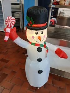 Aufblasbarer Schneemann,120cm Aufblasbares Weihnachten Schneemann,Weihnachtsdekoration im Freien mit LED Licht,für Aussen,Garten, Rasen,Xmas Party Kunden-Foto 1