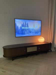 Merax TV-Schrank 180 cm mit Rattan-Elementen, TV-Möbel mit 3D-Struktur und Schublade, Schiebetüren, verstellbare Massivholzbeine, Dunkelwalnuss Kunden-Foto 1