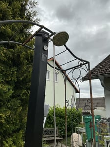 VEVOR Solardusche 40 L, Gartendusche 2290 mm, Außendusche, inkl. Bodenplatte-Set, Hand- & Fußarmatur, Warm- & Kaltwasserregulierung, Campingdusche für Garten, Poolbereich, Strandpool, Schwarz Kunden-Foto 1