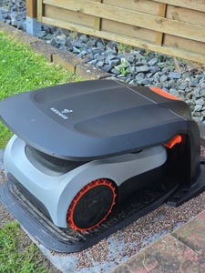 Navimow i220 LiDAR Rasenmäher Roboter für 2000m² mit Garage, Geländereifen für Hänge bis 45% Neigung, LiDAR und Vision Dual System (Getrennt versandt) Kunden-Foto 3