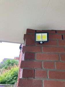 Solarleuchten Außen mit Bewegungsmelder, 74 LED Solar Strahler Außen, 360° Drehbar, 3 Modi Wandleuchte, 2400mAh Solar Außenleuchte, LED Solarlampen Kunden-Foto 4