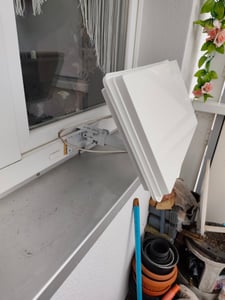 Sat Flachantenne Twin LNB HD Sat Anlage für 2 Teilnehmer kompakte Sat-Antenne mit Fensterhalterung und Zubehör SET – starke Empfangsleistung für alle Satelliten von netshop 25 Kunden-Foto 3