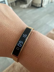 Smart-Armband Fitness-Tracker Bluetooth 5.3 Gesundheits-Tracker-Armband wasserdicht zum Laufen und Radfahren mit App Gold Kunden-Foto 1