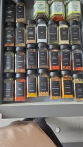 24x Gewürzgläser Schwarze Deckel inkl. 240x Etiketten, 30x Streueinsätze, 1x Edelstahl Trichter, 1x Reinigungsbürstchen Vorratsgläser eckig Kunden-Foto 7