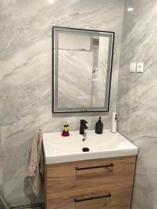 Puluomis Badspiegel 50x70 beschlagfrei mit 3 Farbe Beleuchtung, dimmbare Helligkeit, Badezimmerspiegel mit Digitaluhr, Temperatur silbern Kunden-Foto 2