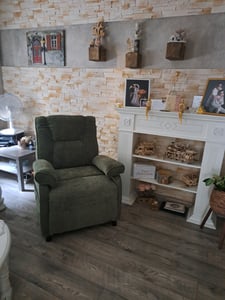 Fauteuil de relaxation électrique FLEXISPOT avec fonction d'inclinaison de 105° à 155° et couverture, fauteuil TV à réglage par simple pression sur un bouton, rembourrage épais, jusqu'à 150 kg, vert Photo du client 1