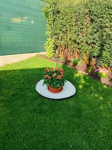 Bordure de parterre Garronda en plastique avec ancrages de fixation, 8 m x 5,8 cm, avec 50 clous de fixation Photo du client 2