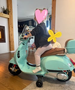 Vespa GT Elektrische kinder scooter, 7,2V (3–6 jaar) – Officieel gelicenseerd, met bagageruimte, stabilisatorwielen en lederen zadel – Elektrische kinder scooter – Wit Klantenfoto 1