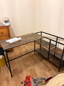 VASAGLE Rohový počítačový stůl se stojanem na monitor, pracovní stůl ve tvaru L, 2 zásuvky, výškově nastavitelný, 155 x 105 cm, hnědý Fotografie od zákazníka č. 2