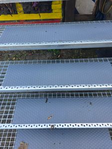 10 Stück MEAfloor Gleitschutz R11 Gitterrostauflage genoppt 800x200 mm grau Kunden-Foto 1