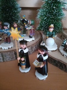 Winterkinder Kurrendemädchen mit Buch (8cm) von Hubrig Volkskunst Kunden-Foto 1