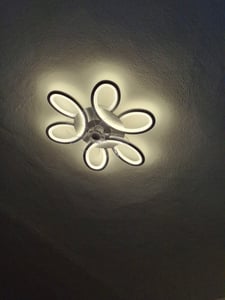Modernes LED Ventilator Deckenlampe Weiß, Leiser, Sommer-/Winterbetrieb, APP & Fernbedienung, 6 Geschwindigkeiten, Dimmbar, Kinderzimmer geeignet. Kunden-Foto 4