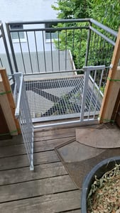 JOIEYOU Barrière de sécurité 70cm Barrière de sécurité sans perçage N Stop Safety Barrière de sécurité avec fermeture automatique pour enfants Barrière de sécurité pour chiens et bébés, pour 75-85cm (Blanc) Photo du client 2