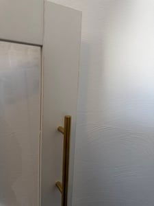 Mueble auxiliar de cocina Merax con armario alto, iluminación LED y toma de corriente, aparador con 6 puertas y 2 cajones, vitrina de cristal en estilo rústico, color blanco Foto del cliente 5