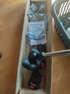Akku-Rasentrimmer 21V mit 2 Batterien, Freischneider, Motorsense, mit Akku und Ladegerät, Teleskop-Stiel & Zusatzhandgriff, Faltbares Modell, Rot Kunden-Foto 6